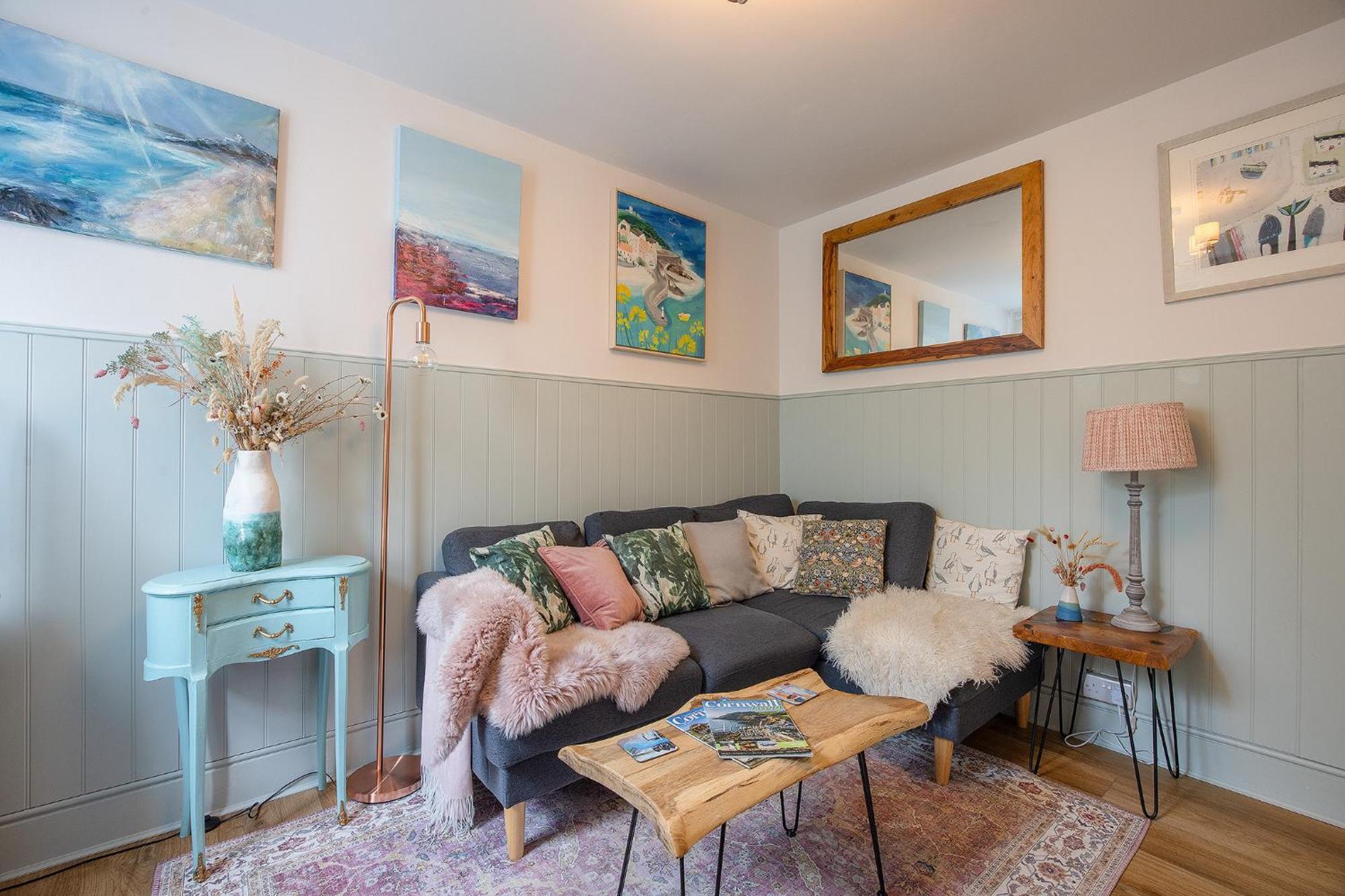Less Than 5 Minutes Walk To Parking Available Apartment *